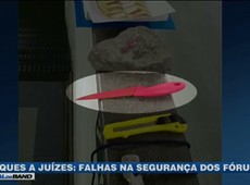Mulher é presa após tentar esfaquear juíza