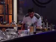 Fernando se enrola com prato principal e tropeça na cozinha