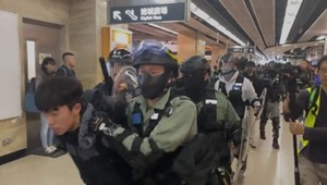 Manifestantes realizam atos rel�mpago em shoppings de Hong Kong