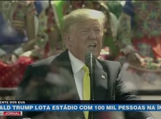 Donald Trump lota estádio indiano com 100 mil pessoas