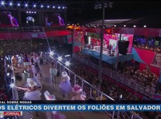 Trios elétricos divertem os foliões em Salvador