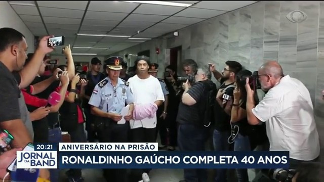 Ronaldinho completa 40 anos neste sábado; relembre passagens e