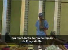 Voluntários ajudam moradores de rua em São Paulo