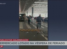 Supermercado lotado organiza fila para evitar aglomeração