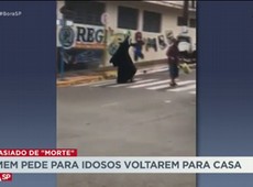 Homem fantasiado pede para idosos voltarem para casa