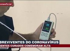Pacientes curados do coronavírus comemoram alta