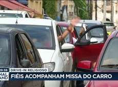 Fiéis acompanham missa de dentro do carro