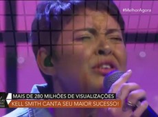 Kell Smith cantando seu hit