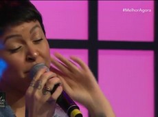 Kell Smith canta sua canção de lançamento
