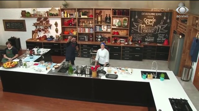 Edu Guedes mostra estúdio do The Chef