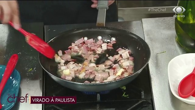 Farofa de bacon com escarola: faça a receita do Edu Guedes Reprodução TV