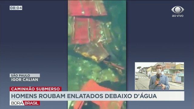 Pescadores roubam enlatados debaixo d’água após acidente com caminhão Reprodução TV