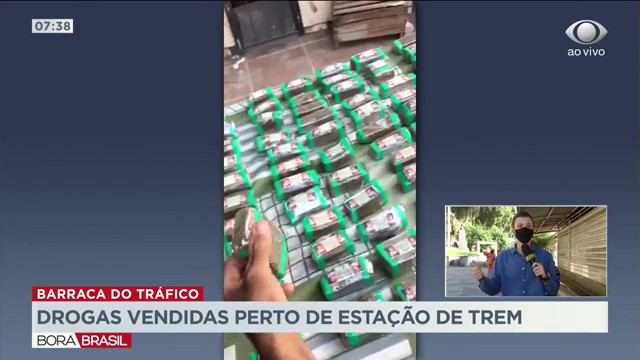 Drogas são vendidas perto de estação de trem no Rio de Janeiro Reprodução TV