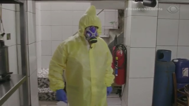 Jacquin coloca roupa de proteção especial para cozinhar no Mamma Julia Reprodução TV