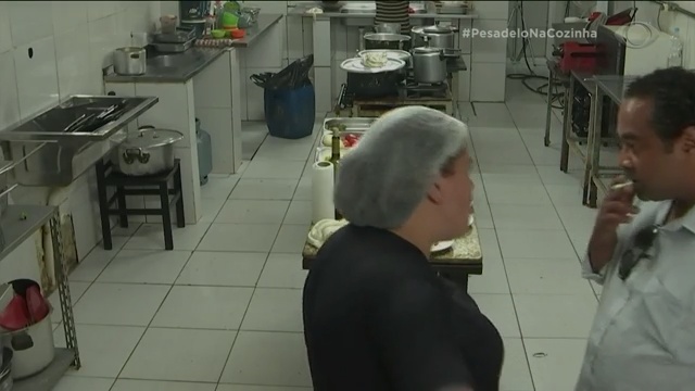 Cachorrão fuma dentro da cozinha e irrita Jacquin novamente Reprodução TV