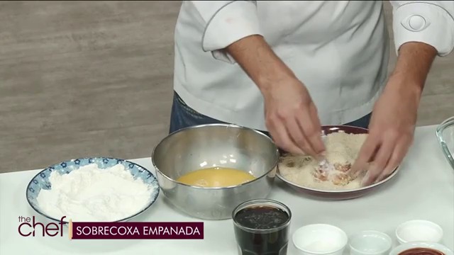 Como empanar sobrecoxa de frango Reprodução TV