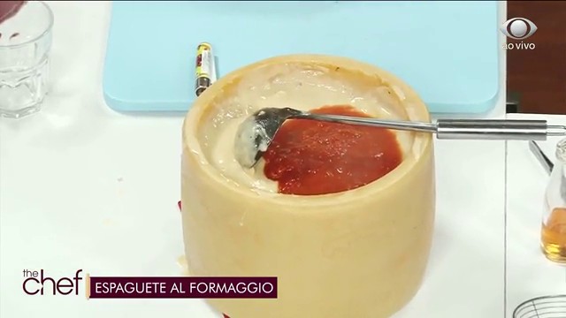 Espaguete al formagio: macarrão do Edu Guedes leva farofa Reprodução TV