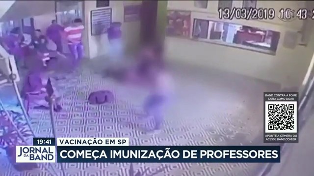 São Paulo começa a vacinar professores Reprodução TV