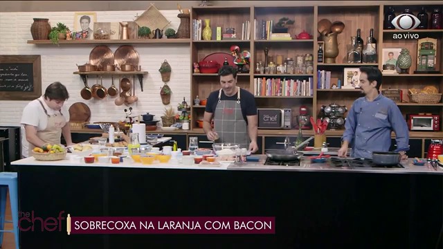 Sobrecoxa na laranja com bacon: veja a receita do Edu Guedes