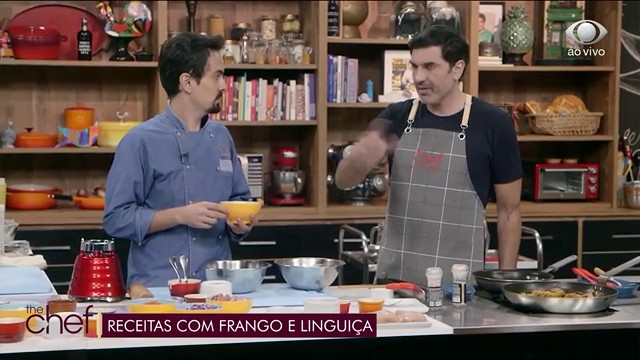 Sanduíche de frango com linguiça: Edu Guedes ensina lanche perfeito Reprodução TV