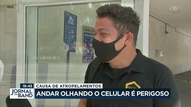 Andar olhando o celular é perigoso Reprodução TV