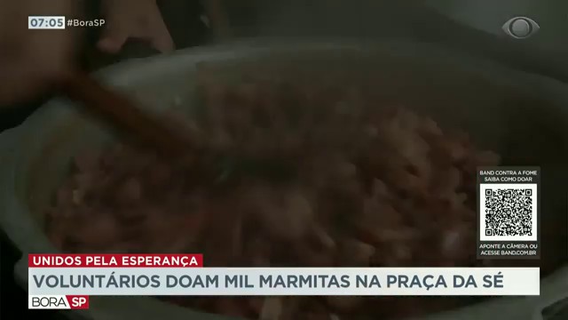 Voluntários doam mil marmitas na Praça da Sé Reprodução TV