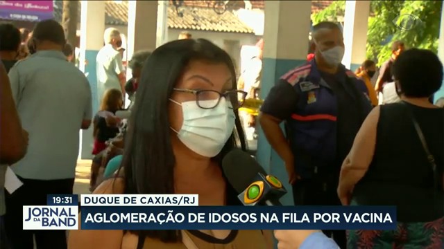 Duque de Caxias/RJ: aglomeração de idosos na fila por vacina Reprodução TV