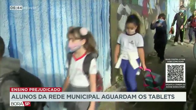 Alunos da rede municipal aguardam os tablets Reprodução TV