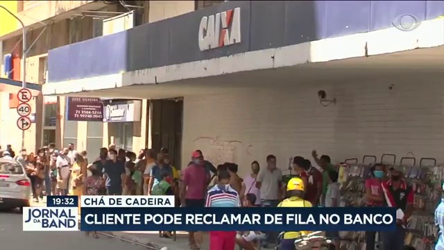 Clientes reclamam de longas filas no bancos Reprodução TV