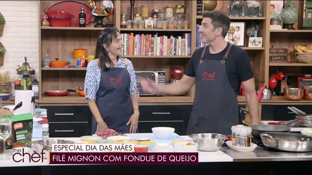 Lucas brinca sobre idade da mãe do Edu e os 3 caem na gargalhada  Reprodução TV