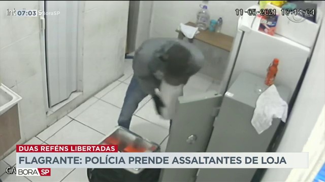 Flagrante: Polícia prende assaltantes de loja Reprodução TV