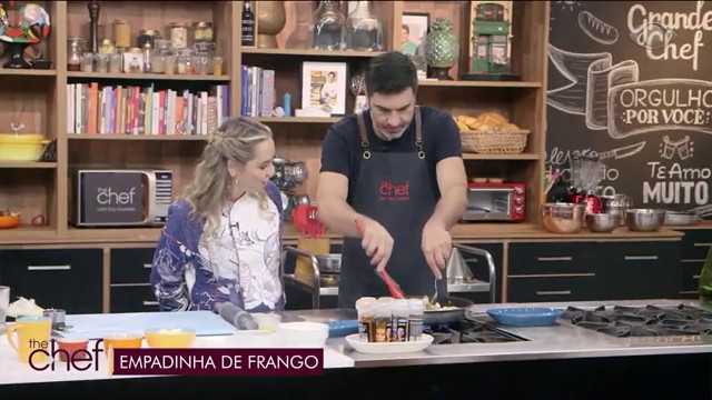 Lucas brinca com a Chef Carole  Reprodução TV