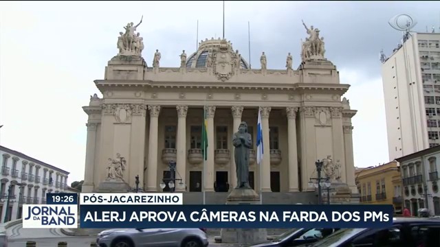 Alerj aprova câmeras na farda dos policiais  Reprodução TV