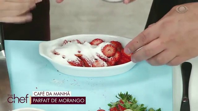 Parfait de morango: Carole Crema ensina sobremesa deliciosa Reprodução TV