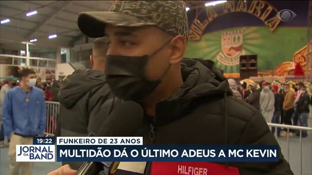 Funkeiro morreu aos 23 anos: multidão dá o último adeus a MC Kevin Reprodução TV