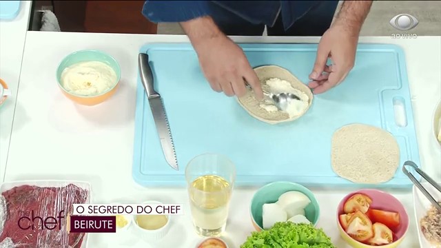 Beirute de filé mignon: Edu Guedes faz sanduíche com pão sírio Reprodução TV