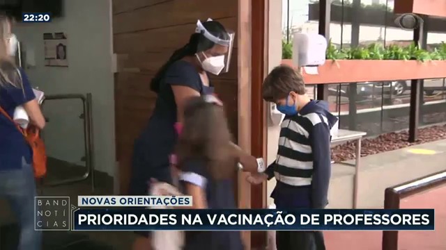 Governo atualiza prioridades na vacinação de professores Reprodução TV