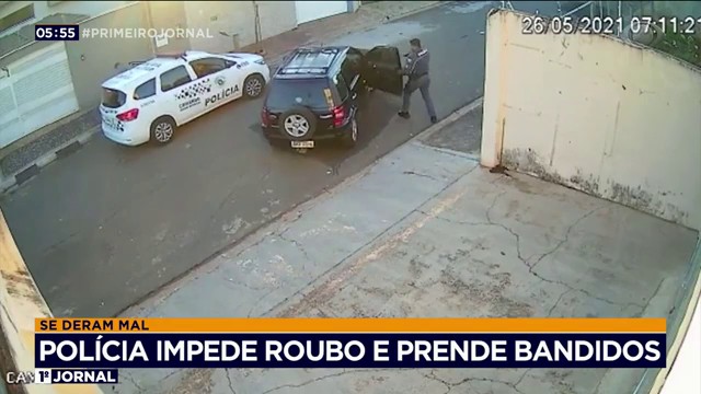 Polícia impede roubo e prende criminosos Reprodução TV