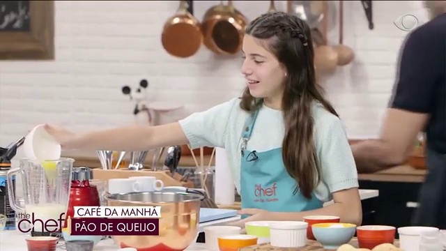 Pão de queijo oco é assado em forma de mufin; saiba fazer Reprodução TV