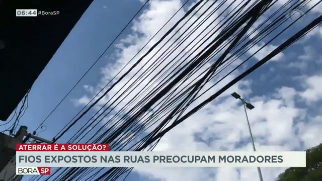  Fios expostos nas ruas preocupam moradores Reprodução TV