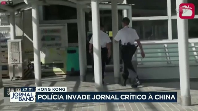 Polícia de Hong Kong invade jornal crítico à China Reprodução TV