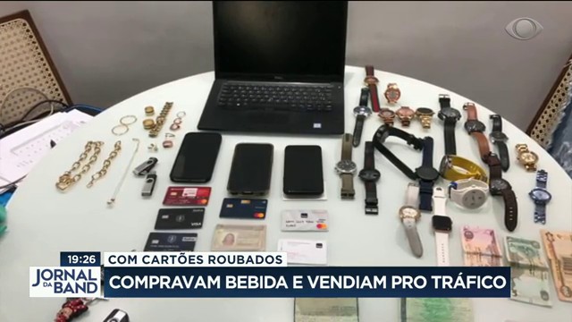 Com cartões roubados: compravam bebida e vendiam para o tráfico Reprodução TV