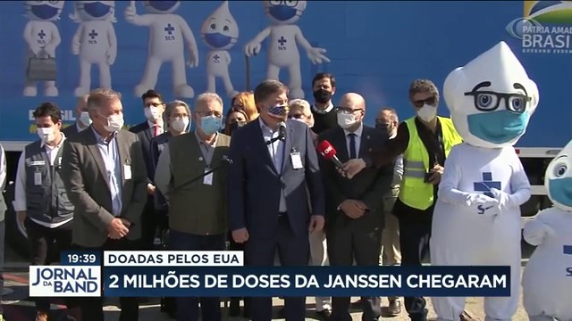 2,1 milhões de doses da Janssen doadas por EUA chegam ao Brasil Reprodução TV