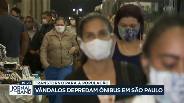 Transtorno: vândalos depredam ônibus em São Paulo Reprodução TV