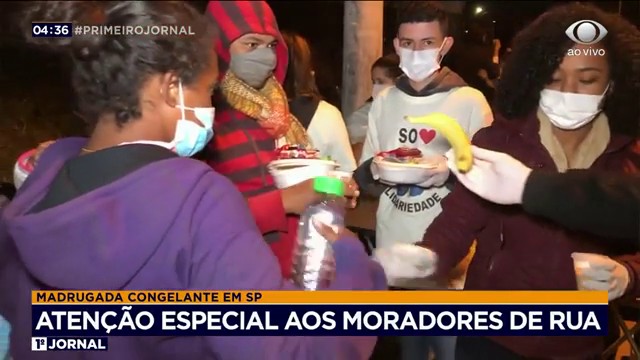 Solidariedade ajuda quem passa frio e fome na madrugada Reprodução TV