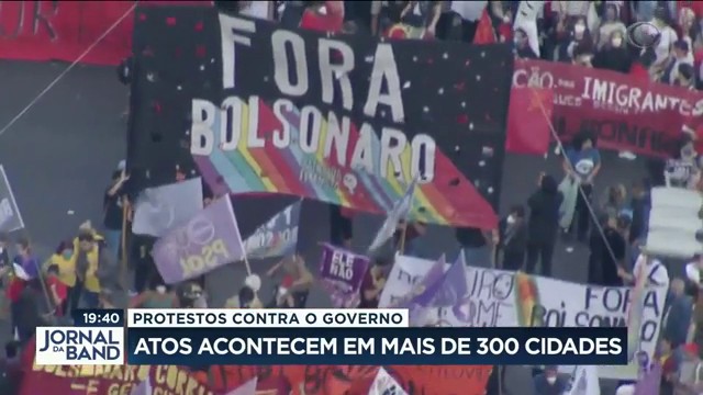 Manifestantes saem às ruas contra o presidente Jair Bolsonaro Reprodução TV