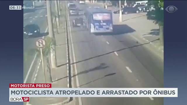 Motociclista é atropelado e arrastado por ônibus Reprodução TV