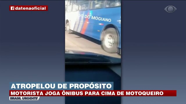 Motorista de ônibus atropela de propósito motoqueiro Reprodução TV