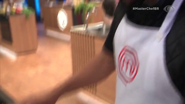 Diogo Nogueira canta samba no MasterChef e explica prato para Jacquin Reprodução TV