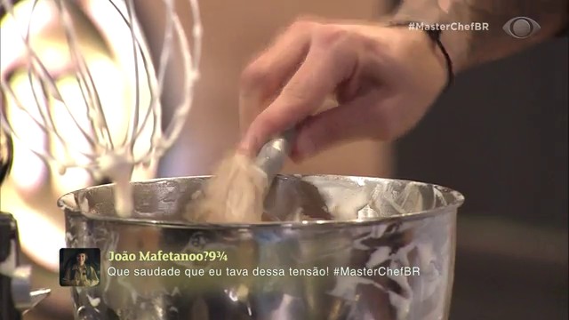 Atrapalhado durante prova, Heitor suja até a barba na cozinha Reprodução TV